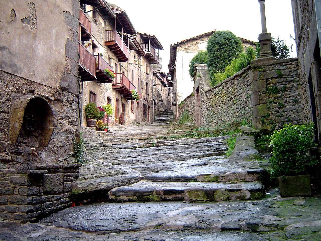 madrigueras pueblo pintoresco con un castillo medieval 3