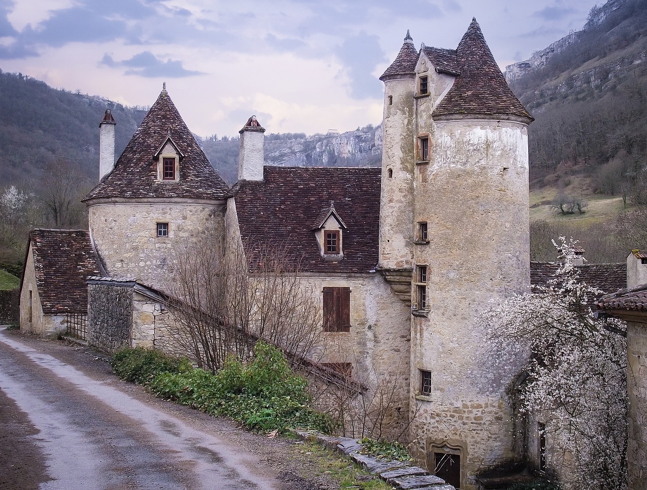 pontedeume es una encantadora localidad situada en la costa norte de espana en la comunidad autonoma de galicia es famosa por su impresionante castillo medieval ubicado estrategicamente sobre la ria 1