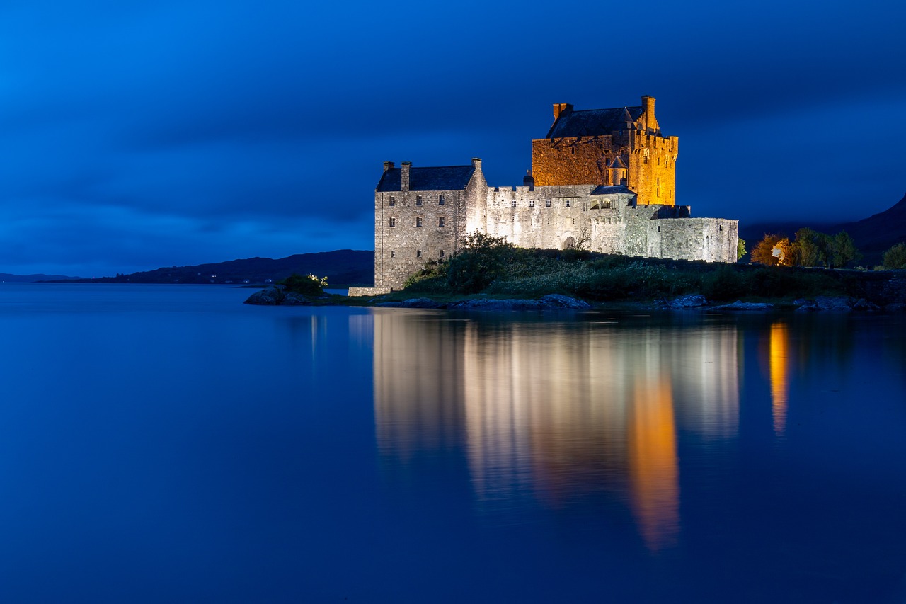 pontedeume es una encantadora localidad situada en la costa norte de espana en la comunidad autonoma de galicia es famosa por su impresionante castillo medieval ubicado estrategicamente sobre la ria 10