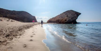 lucar sol mar y bares en la playa en la costa de almeria
