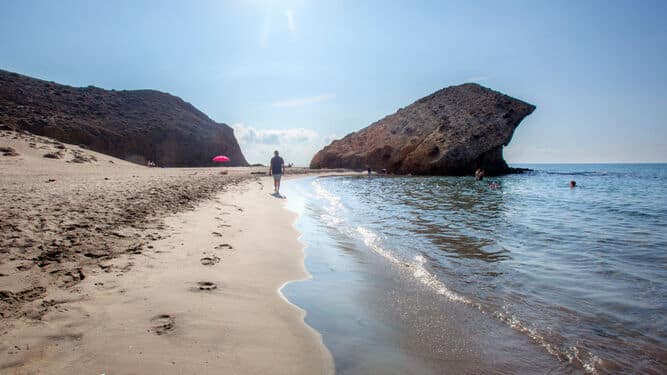 lucar sol mar y bares en la playa en la costa de almeria