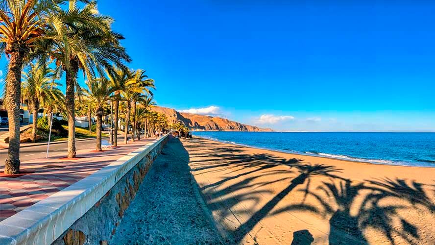 roquetas de mar sol y playa en la costa de almeria